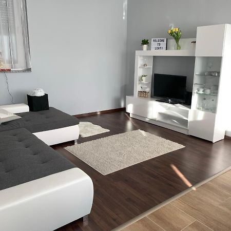 Modern Two Bedroom Flat With Balcony เลนตี ภายนอก รูปภาพ