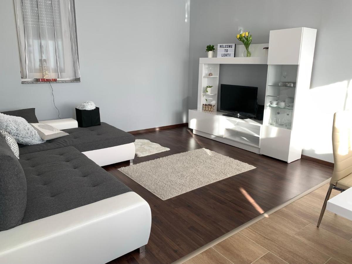 Modern Two Bedroom Flat With Balcony เลนตี ภายนอก รูปภาพ