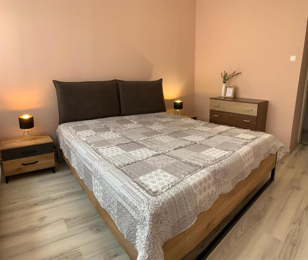 Modern Two Bedroom Flat With Balcony เลนตี ภายนอก รูปภาพ
