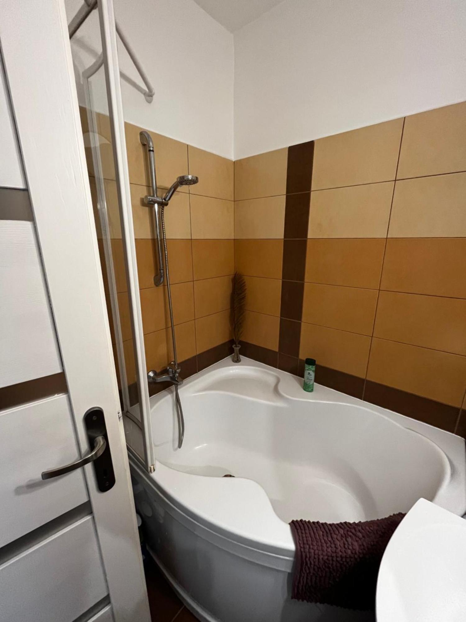 Modern Two Bedroom Flat With Balcony เลนตี ภายนอก รูปภาพ